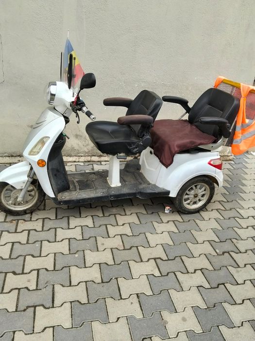 Triciclu electric, două locuri, stare foarte bună