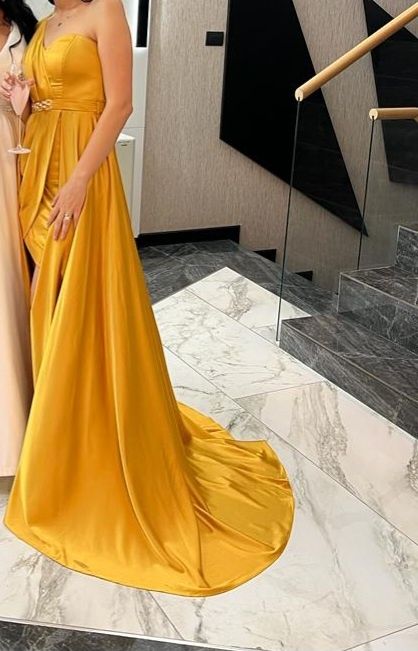 Vand rochie de seara!
