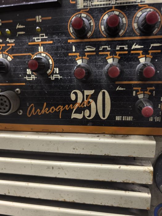 Продавам италиански заваръчен апарат AC DC