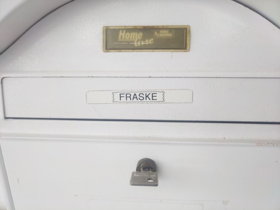 Немска пощенска кутия.
Красив и ефектен дизайн. 
Комплект с ключ. Цвят