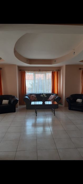 Proprietar .închiriez apartament 3 camere+garaj zona Piața Spitalului