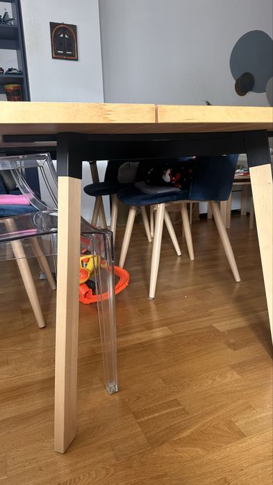 Masă de living din lemn si 4 scaune