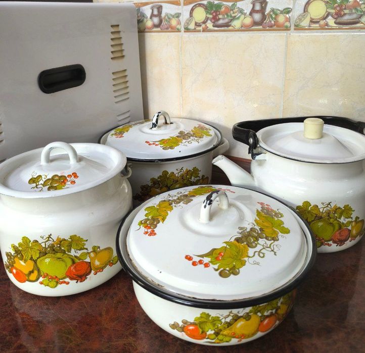 Кастрюли продается набор