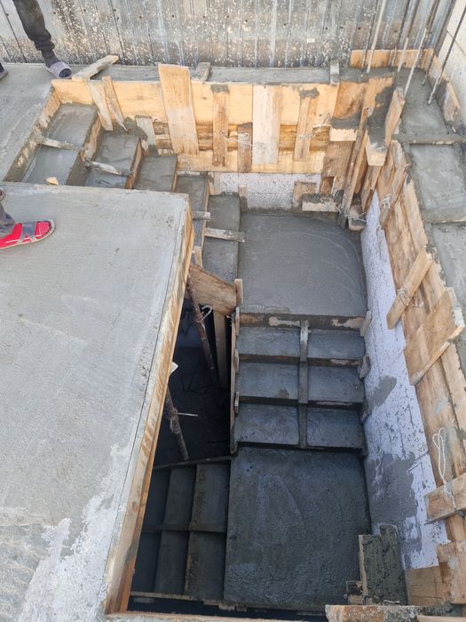 Executam case la rosu