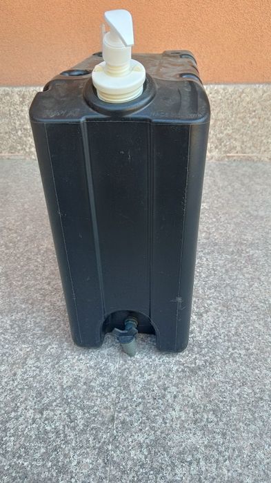 Резервоар за вода с диспансер за сапун