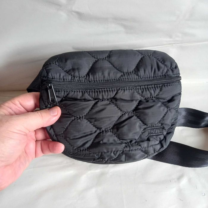 Levi's, borsetă matlasată, nouă, fără etichetă (35 - 25 lei)