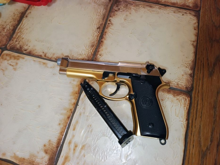 Beretta full metal, gold edition.