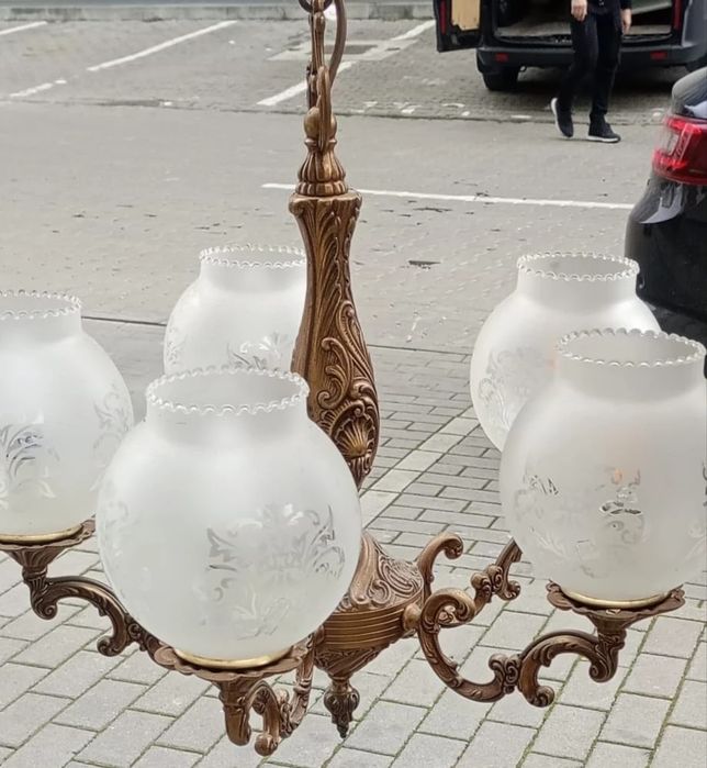 Superb candelabru din bronz masiv cu 5 brațe și globuri din sticla cu model floral ,piesa cu o lucrătură de o foarte mare finețe