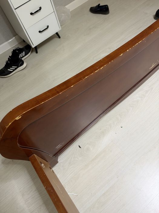Кровать из дерева