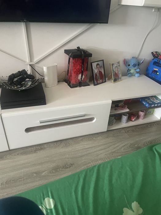 Vand biblioteca cu lumini