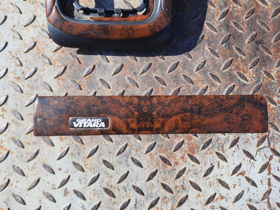 Махагонови апликации за Сузуки Гранд Витара