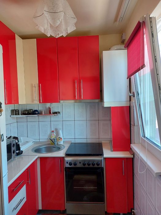 Închiriez apartament cu 2 camere, complet mobilat -lângă Poliție