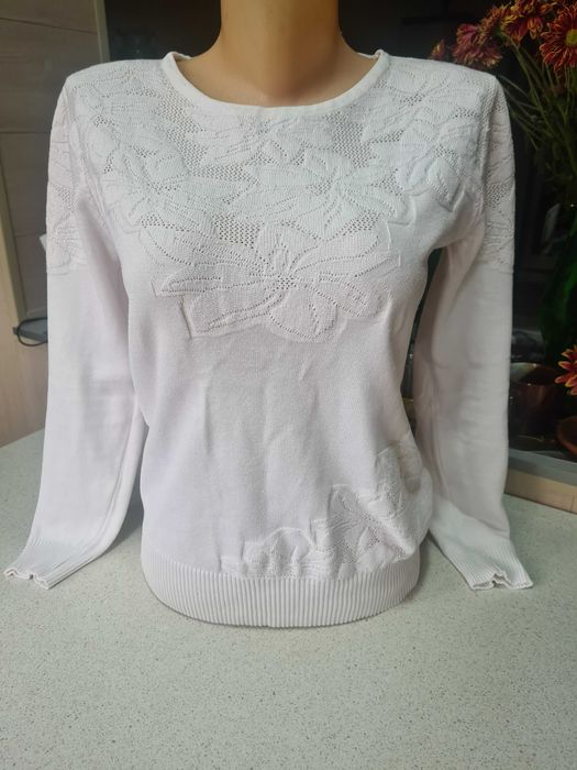 Продается белый свитер