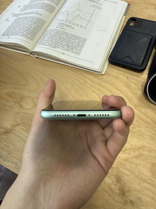 Продам Айфон 11 срочно