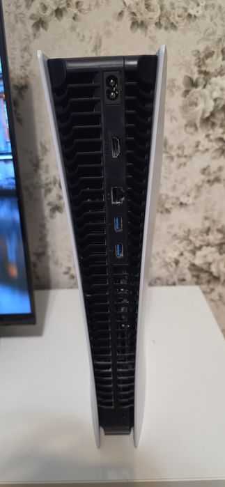 PS5  2 джойстика, 4 игры
