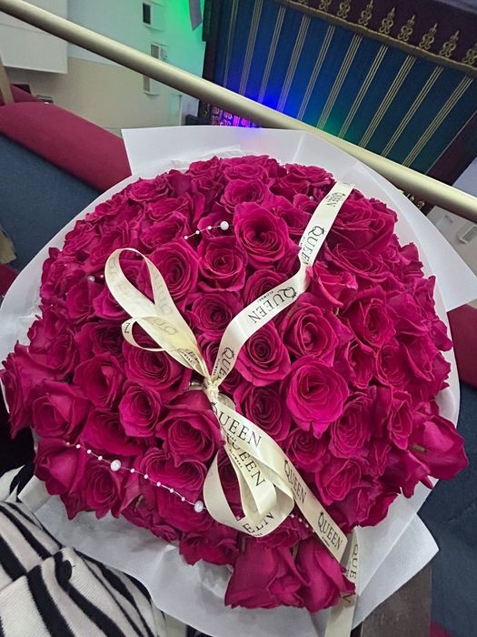 Малиновые розы от Queen flowers