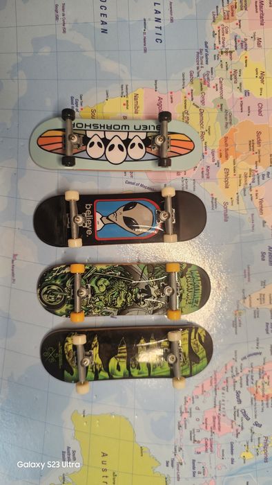 Vand mini skateboarduri de la tech deck