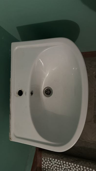 Тумба с раковиной и смесителем