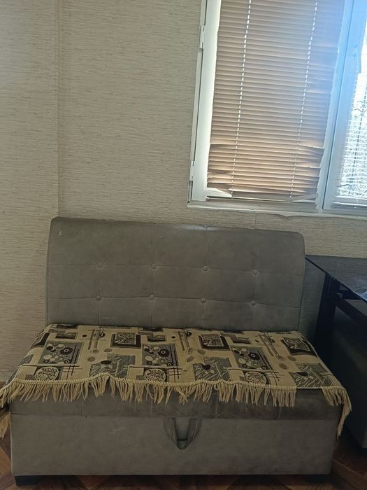 Уголок со столом и с пуфиками