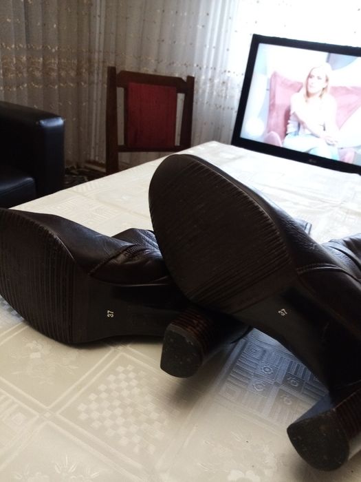 Cizme piele, până la genunchi cu toc.