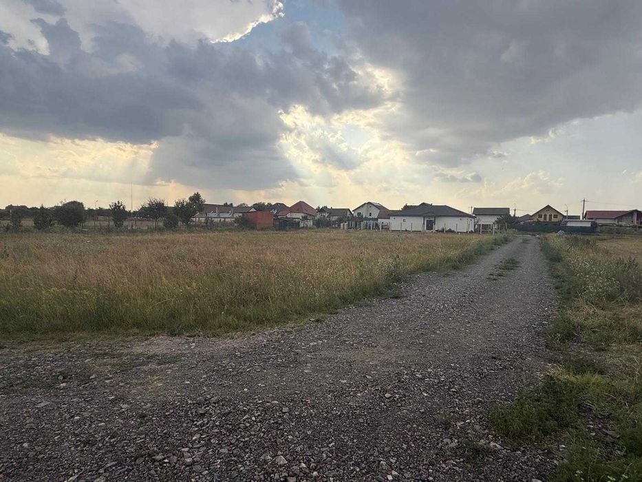 Proprietar vand teren intravilan pe colt