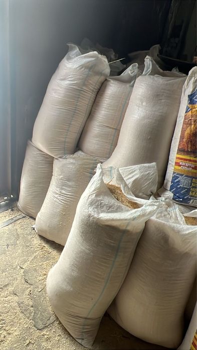 Опилки сухие в мешках