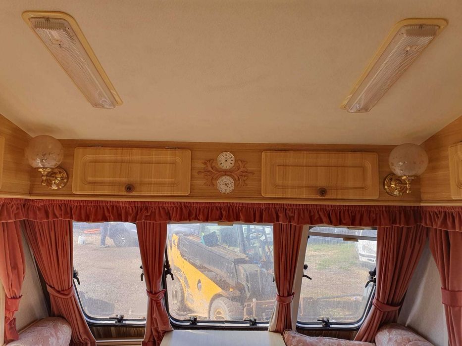 безупречна и практична каравана SWIFT, къса - двуместна