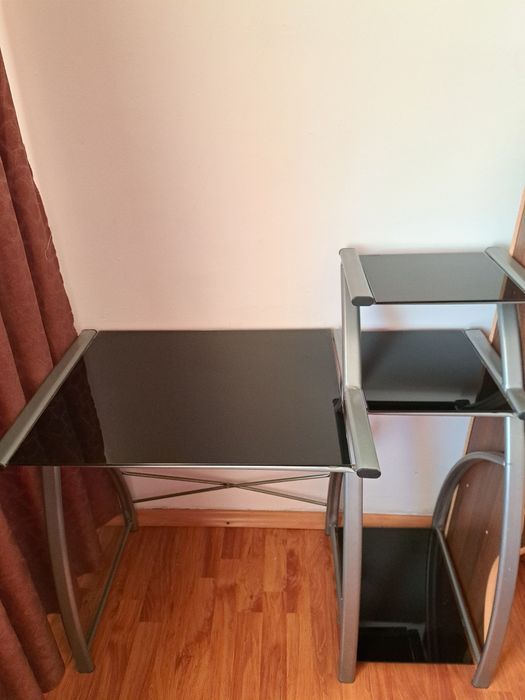 Birou din sticlă negru/argintiu.