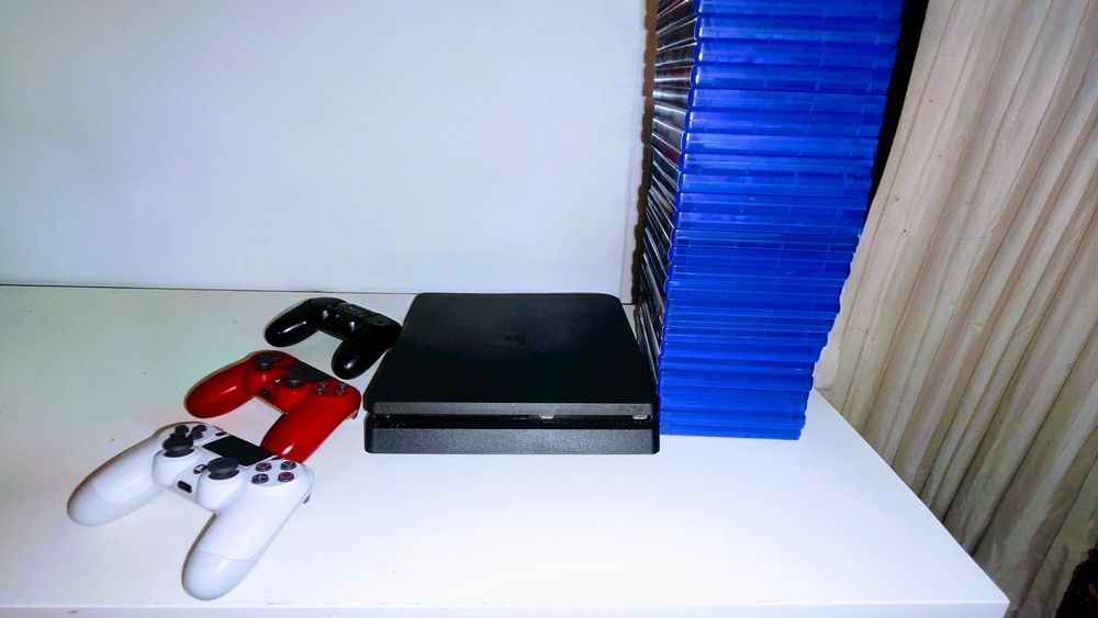 Playstation 4 заедно с 26 игри за него и 3 контролера