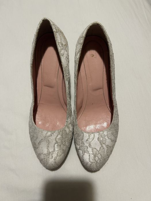 Бежави официални обувки с ток