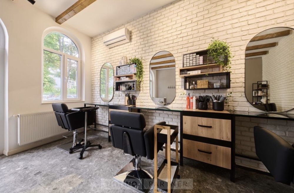 Inchiriez post manichiuriata coafor