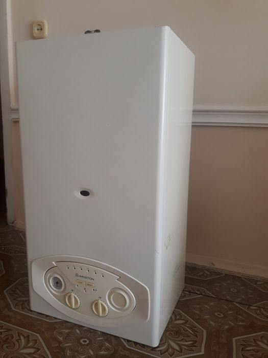 Катеол ARISTON 2х конторний зима, лета нархи350$