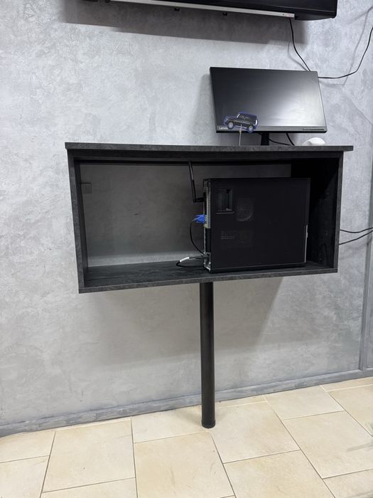 Работен плот-поставка за компютър