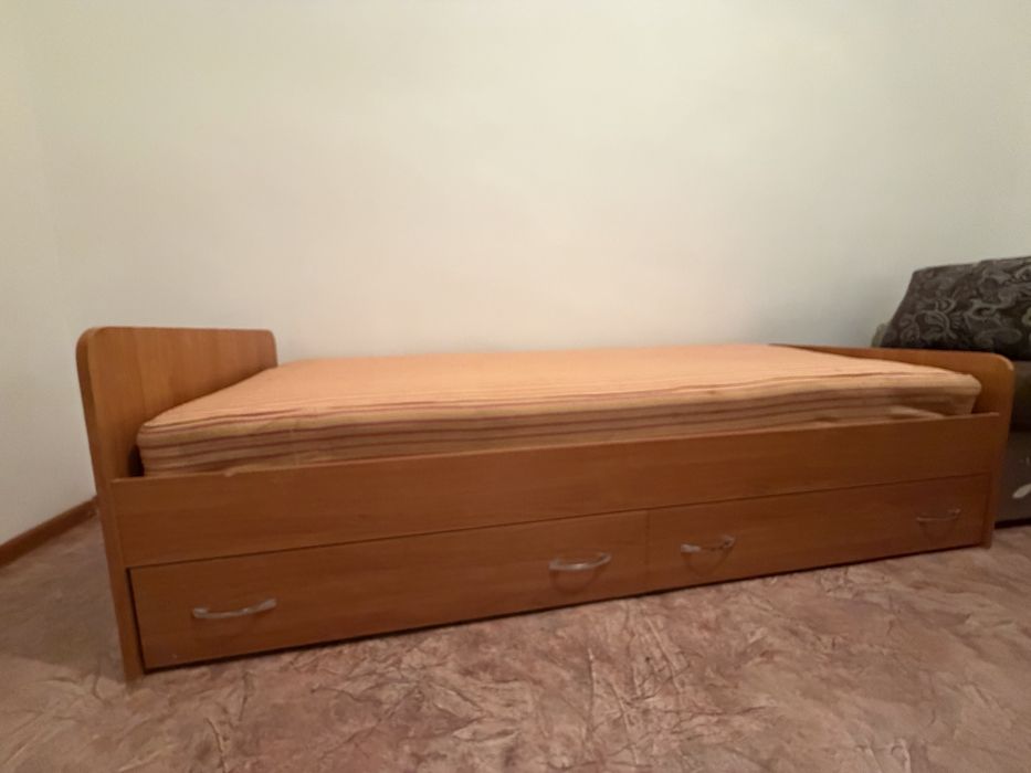 Продам кровать с матрасом