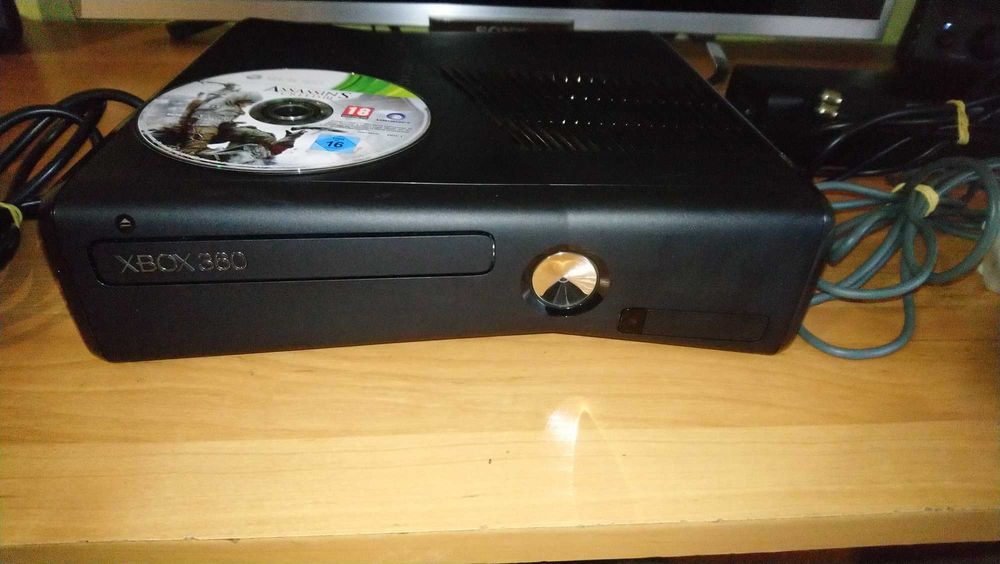 Конзола Xbox 360 С Джойстик кабели и игра Assasins creed 3