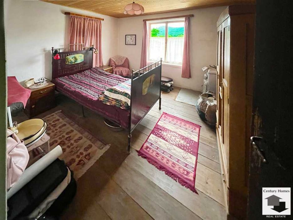 125182 Възрожденска къща с 3 спални и кладенец  в с. Средни Колиби