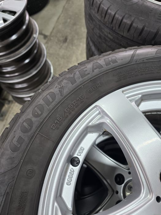 4 Броя 215/65/16 Goodyear 2x8,5mm 2x7,5mm