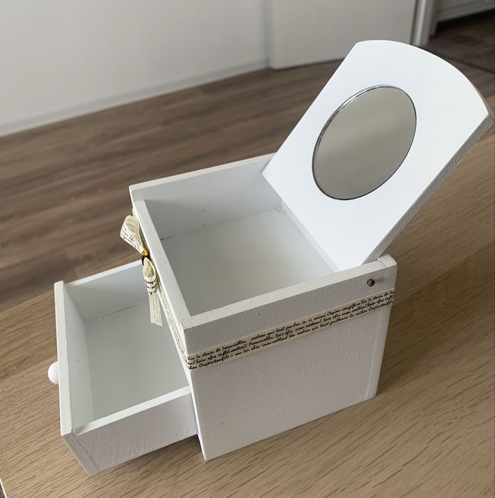 Кутия за бижута от дърво с огледало и флорални мотиви