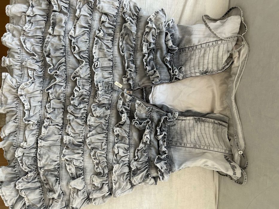 светло сива рокля на волани