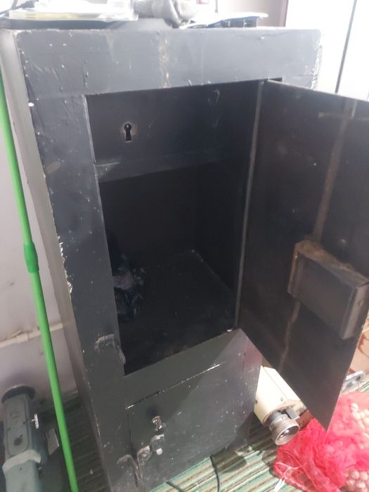 Продам СЕЙФ металлический