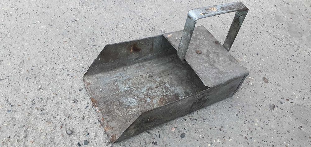 Совок для уборки в цехе