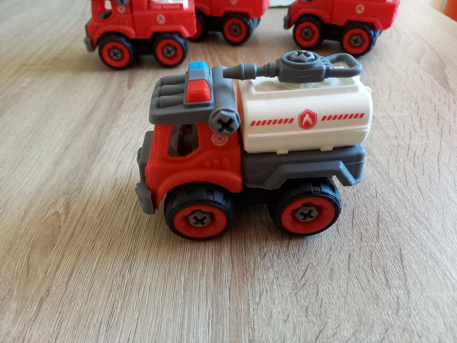 Set.de 4 mașini de pompieri.Noi.Pret.30 lei.