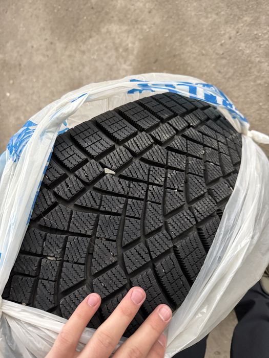 Продам Pirelli winter ice zero Fr 265/65/17
