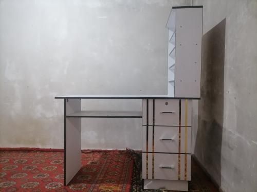 Маникурны стол и стул