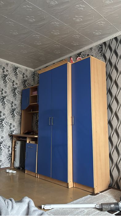 Продам Стол и 2 шкафа