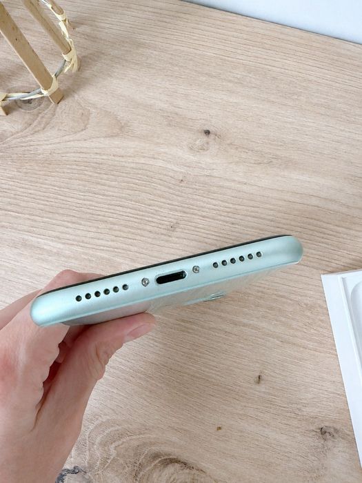 iPhone 11 64GB Mint – с кутия и подарък протектор.