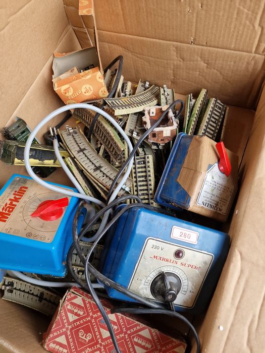 3 броя Локомотив с вагони и релси