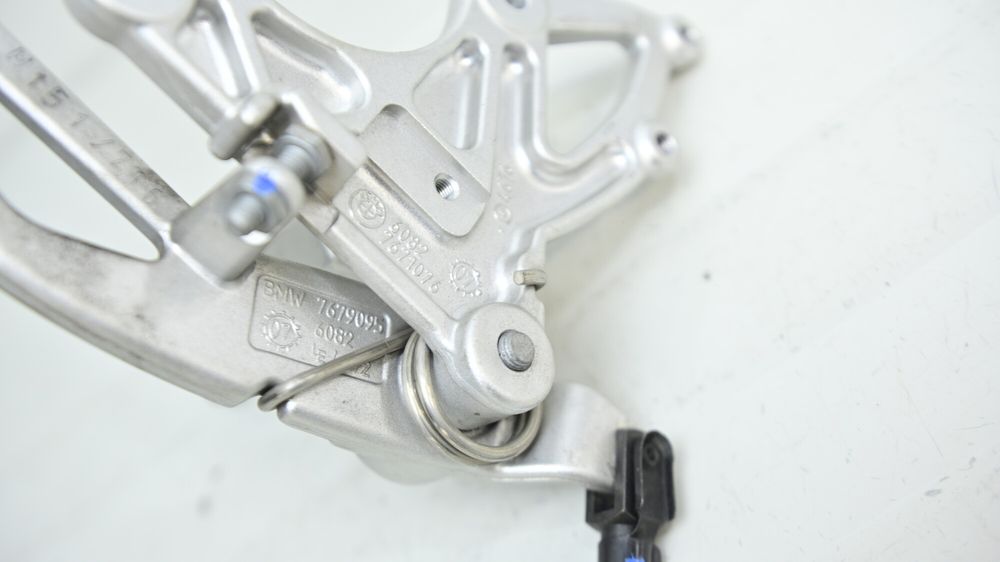 BMW R1200R K27 Suport Scarita Fata Dreapta Cu Pedala Frana