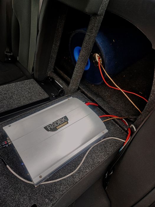 Efectuez montaj steluțe în plafon, subwoofer, amplifcatoare, boxe, cas