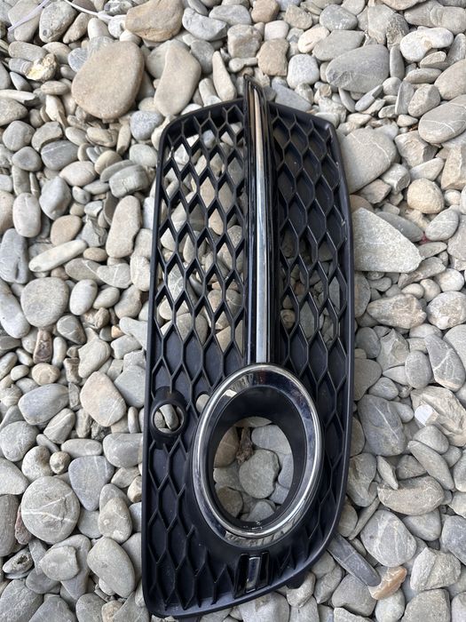 Grilă dreapta bară față audi q5.s linne.cod:8r0807681.s.